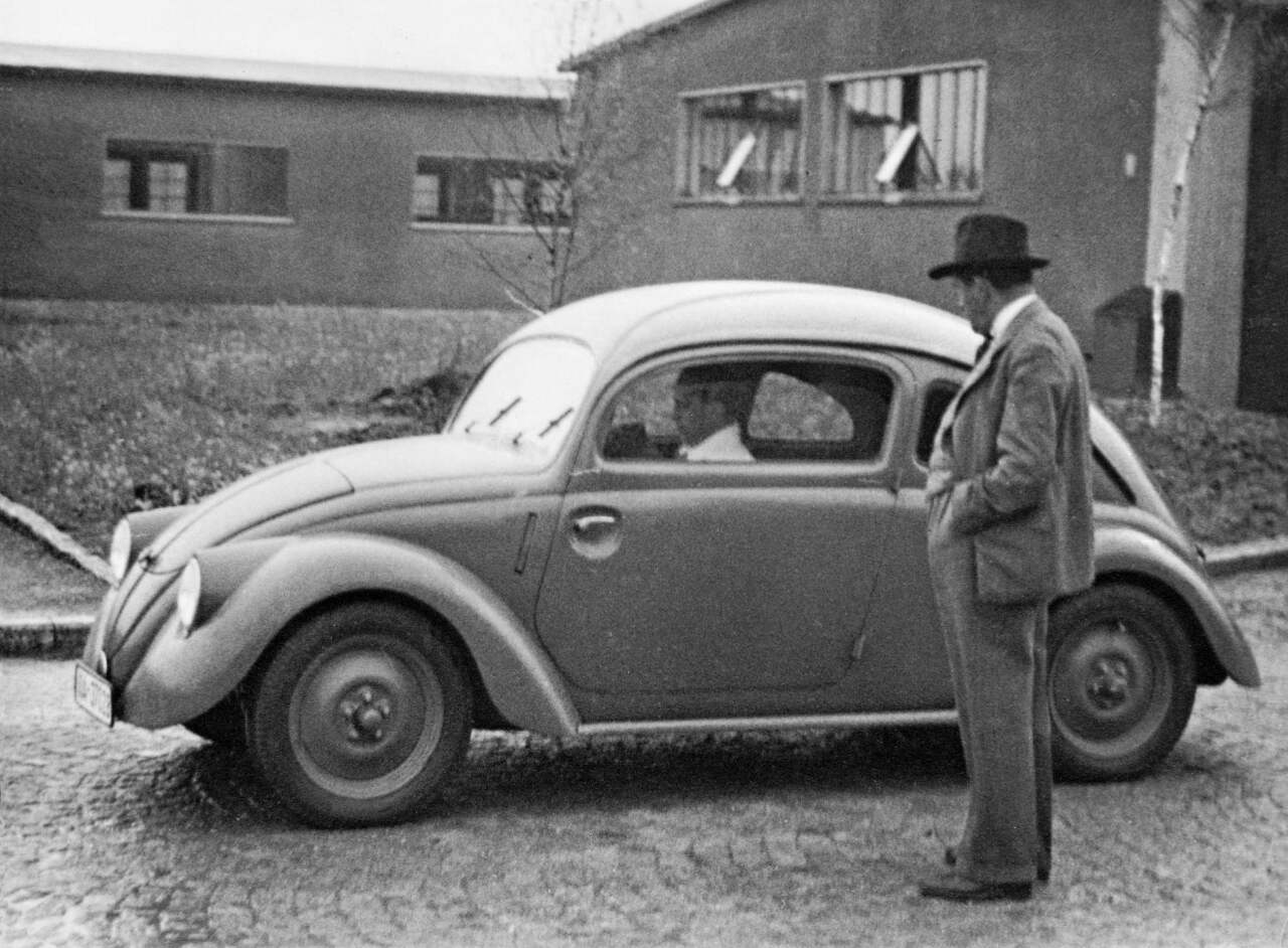 Ferdinand Porsche 1937 vor VW Prototyp W30