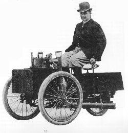 Albert de Dion am Steuer seines motor-getriebenen Dreirads