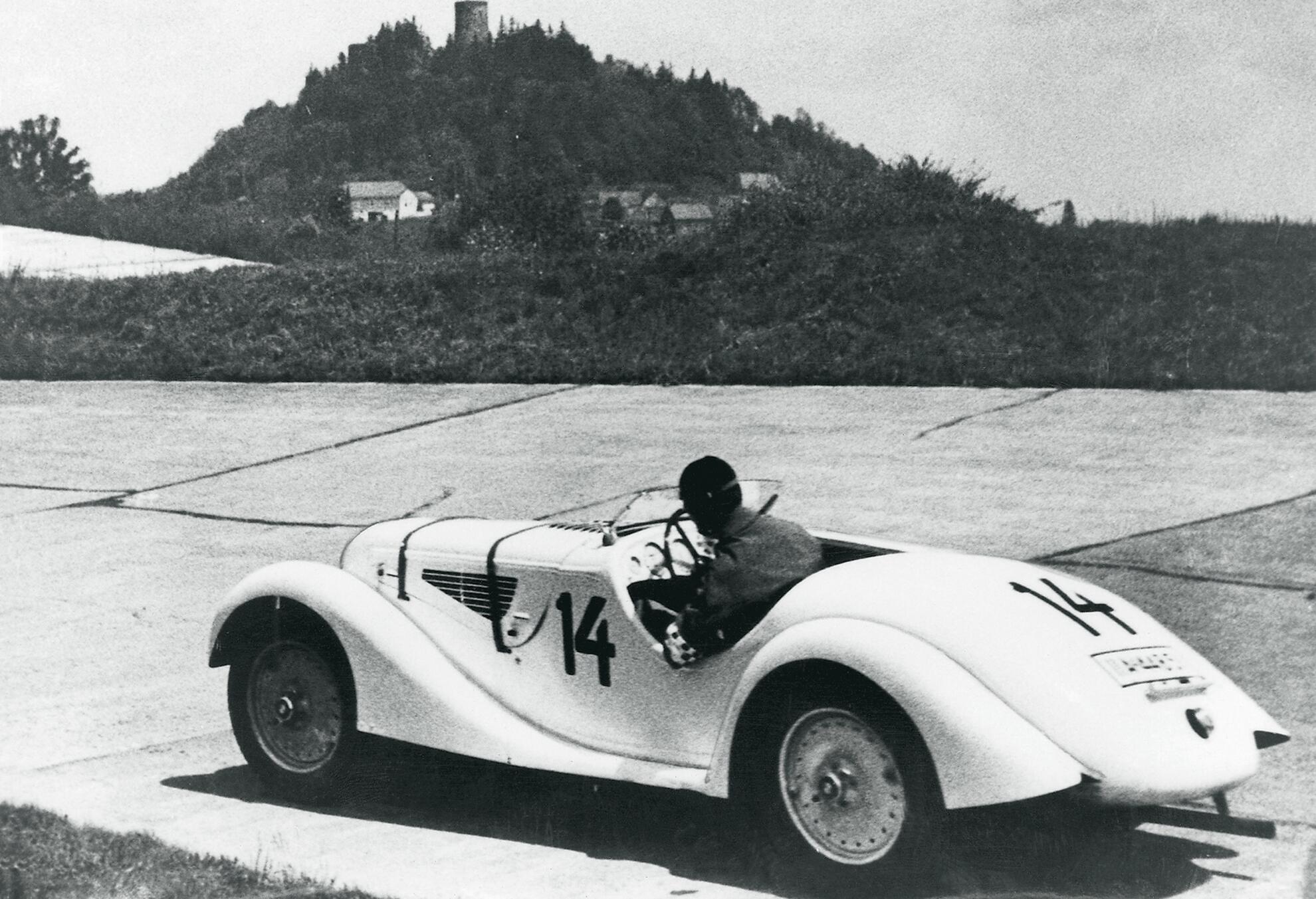 Ernst Henne gewinnt auf BMW 328 das Eifelrennen 1936