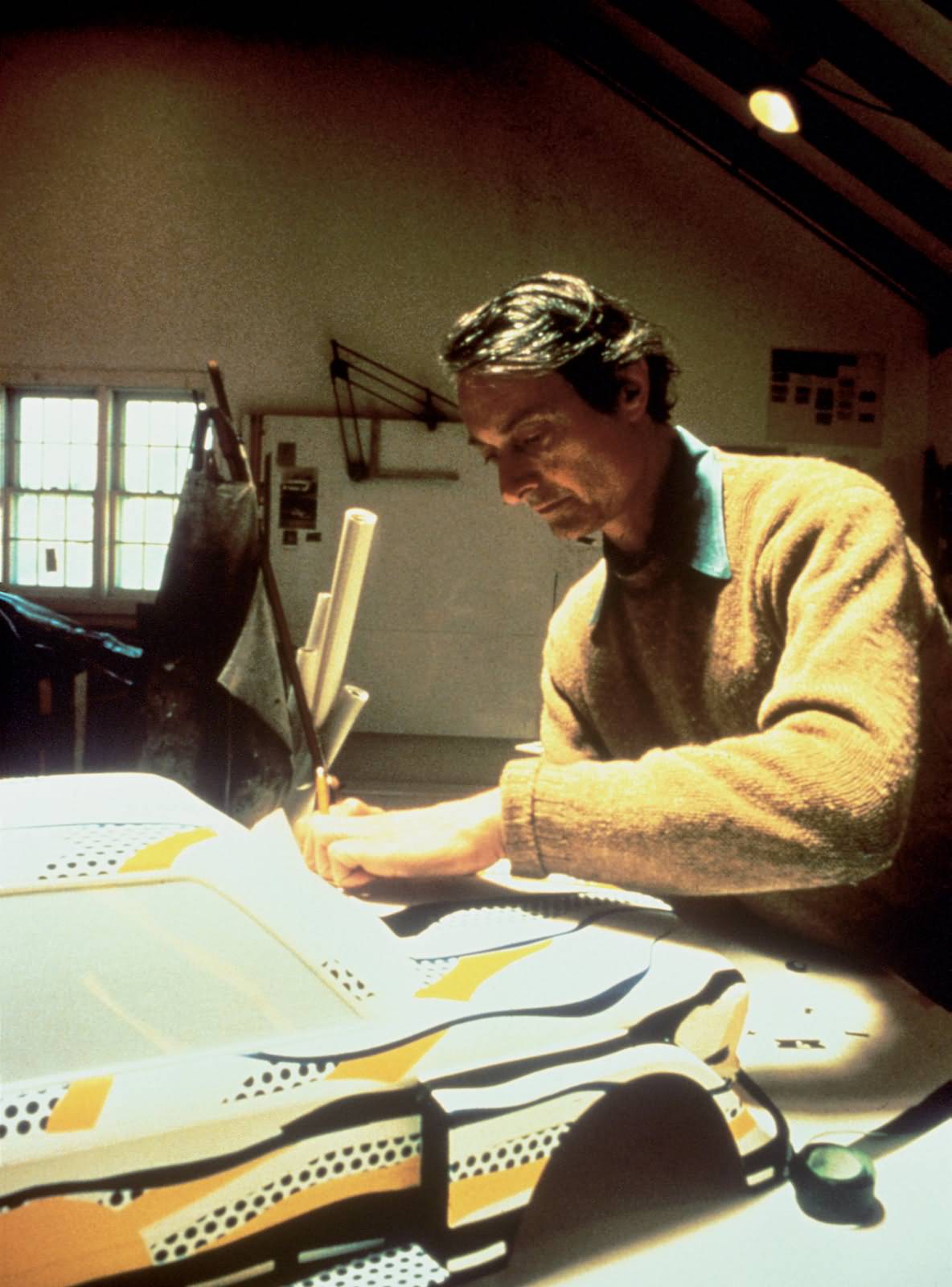 Roy Lichtenstein beim bemalen des Modells