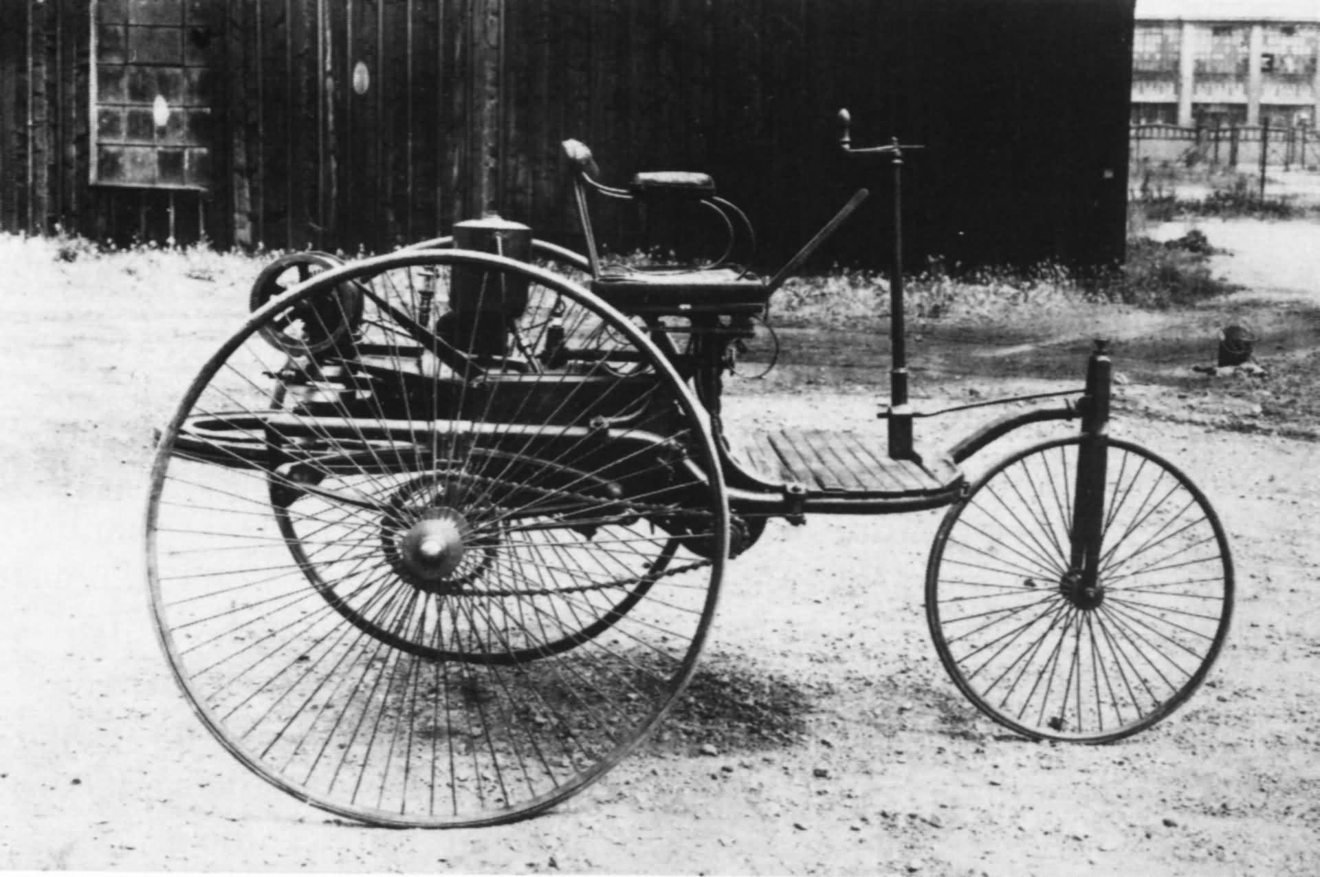 Первый автомобиль с двигателем сгорания. Benz Patent-Motorwagen 1886 года.