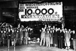 Bandablauf-des-zehntausendsten-nach-Kriegsende-gefertigten-Volkswagen